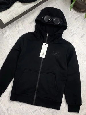 C.P Company hoodie - Säljer en svart hoodie från C.P. Company. Oanvänd, ny med tags. storlek M. kommer ta tid innan den kan skickas