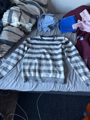 Randig stickad tröja från Solid - Snygg stickad tröja från Solid i storlek S. Aldrig använd, pris kan diskuteras 