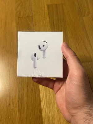 Apple AirPods 3 trådlösa hörlurar - Säljer ett par vita Apple AirPods 3 i originalförpackning. Snygg och kompakt design med rundade former och stilren look. Hörlurarna är tillverkade i plast och levereras i en klassisk Apple-box. Perfekta för musik, poddar och samtal.