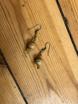 Örhängen souvenir - Gulliga, unika örhängen gjorda av papper och glaspärlor köpta i Mexico. 