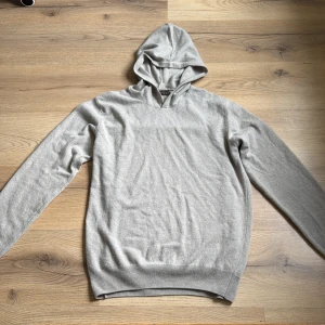 Grå hoodie i kashmir från Oscar Jacobson - Säljer nu min Kashmir tröja från Oscar Jacobsson använd tre gånger, köpt på nk, skick 9/10! Nypris 1600 Priset går att diskutera vid snabb affär. Har du frågor bara att höra av sig!
