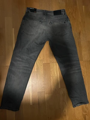 Grå jeans från BOSS - Snygga grå jeans från BOSS med regular passform. Knappast använda. Storlek 32/30. Skriv gärna vid frågor!🙌