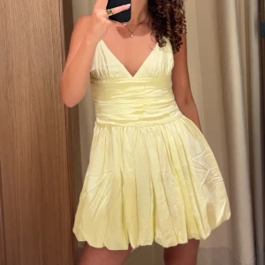 Ljusgul kortklänning från Mango - Superfin ljusgul kortklänning från Mango med v-ringad hals och smala axelband. Men kommer tyvärr inte till användning längre💛perfekt till sommaren 🙌🙌 skriv vid funderingar eller om fler bilder💛endast använd 2 gånger