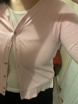 Ljusrosa kofta storlek s  - Fin ljusrosa kofta som passar perfekt nu inför sommaren 🌸 Lätt och sval i 100% bomull perfekt att slänga över en klänning på kvällen eller matcha med jeans för en enkel och somrig look. Är liten på mig som bär större storlek. En liten fläck finns på armen (se bilder)