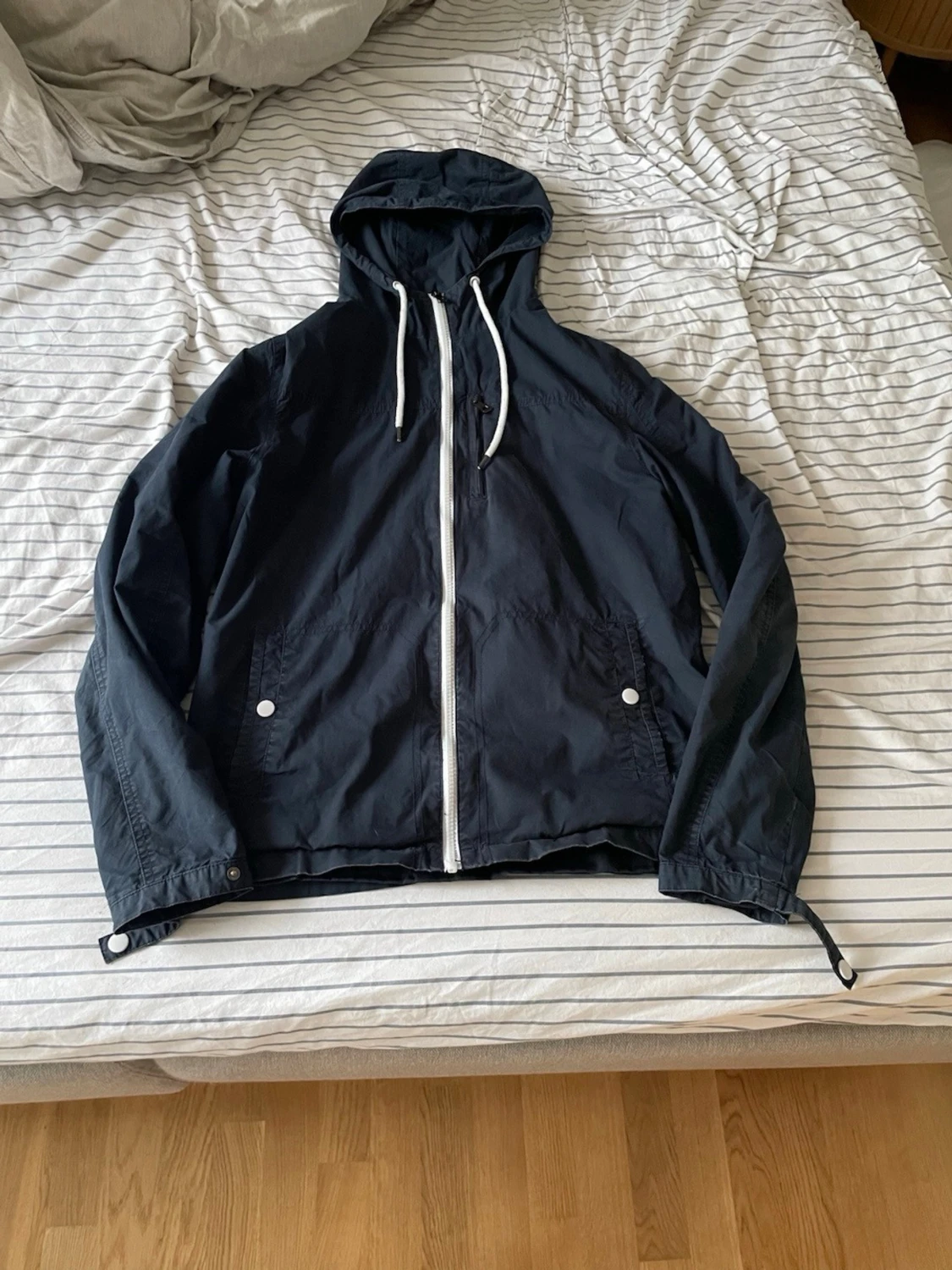 Mörkblå vindjacka från Pier One