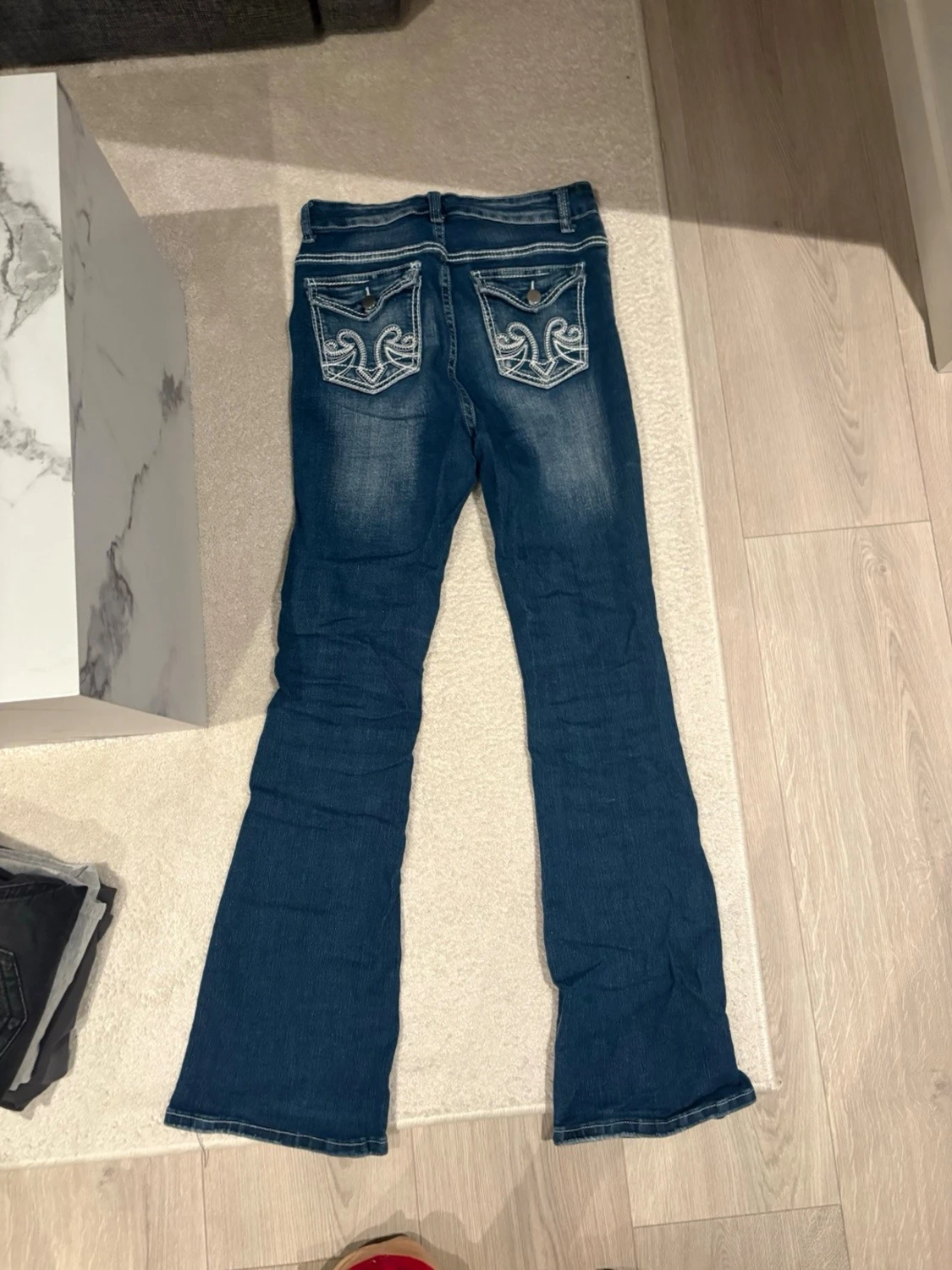 Blå bootcut jeans med broderade fickor - 1