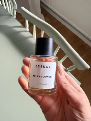 ESSNCE Milky Flower Eau de Parfum - ESSNCE Milky Flower Eau de Parfum.  Använd lite,  se bilder för mängd kvar. 