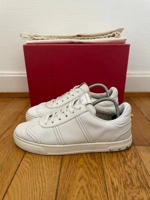 Valentino sneakers  - Säljer nu dessa fina valentino skor | Storlek 38,5 | Fint skick | Hör gärna av er vid frågor eller funderingar 