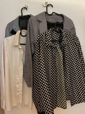 Klassisk vit skjorta med krage - Stilren vit skjorta med klassisk krage och knäppning framtill. Skjortan har lång ärm och rak passform, perfekt för en clean och enkel look. Passar till många olika outfits och är ett måste i garderoben.