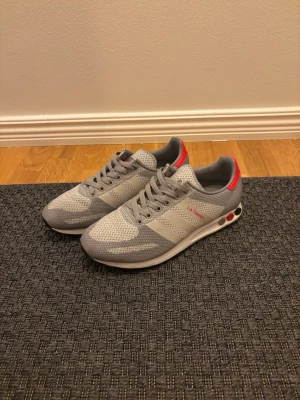 Adidas La Trainers skor - Mängdrabatt finns! Ju fler plagg du köper, desto bättre pris kan jag ge!