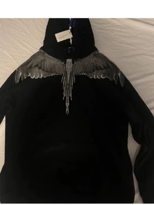Marcelo Burlon Hoodie - Marcelo Burlon hoodie med tags kvar, Storlek S men sitter som S/M. I bra skick använd kanske 7 gånger.