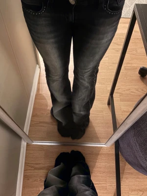 Svarta bootcut jeans med strass - Säljer ett par svarta bootcut jeans från Gina Tricot. (14+ Ultra Low Rhinestone Jeans) . Jeansen har en fyra fickor och är tillverkade i stretchigt denimtyg för skön passform. Perfekta för dig som vill ha en cool och trendig look.