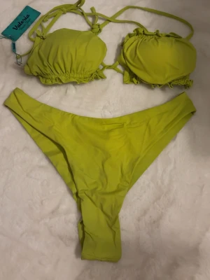 Ny bikini passar M/L - Superfin ny bikini med smal underdel. Passar M/L. Färgen är åt ljus limegrön hållet 