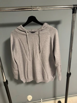 Två merinoull hoodies i grått och beige - Tjena säljer två stycken merinoull hoodies i ljusgrå och beige färg, storlek xxs, helt ny rakt från paketet, hör gärna av er vid fler frågor eller funderingar, mvh