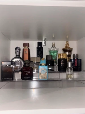 Blandade herrparfymer från kända märken - Samling av exklusiva vinter och sommar-herrparfymer från märken som Dolce & Gabbana, Jean Paul Gaultier, Prada, Armani och YSL. Perfekt för dig som vill ha variation i din doftgarderob. Skriv för pris och mängd på parfymerna. ‼️Köper ni en bundle blir det rabatt‼️