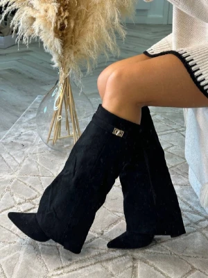 SÖKER Svarta folded boots  - Hej! Jag söker ett par svarta folded boots i storlek 39/40/41. Kan inte köpa just nu men undrar om nån säljer? Max 150 kr:) Ska helst vara i nytt skick men går också i mycket bra skick.
