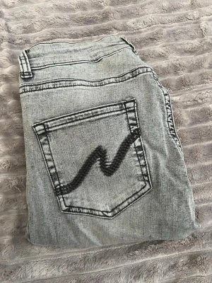 Gråa jeans från Nelly  - Snygga gråtvättade bootcut-jeans från Nelly i ett stretchigt och bekvämt material. Passar perfekt för vardags,  Använda en gång tyvärr för stor i midjan💗