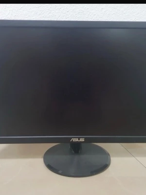  ASUS datorskärm - Den har inga skador eller sprickor funkar för allt gaming, office kolla på serier eller filmer. 65hz En hdmi kabel, vga kabel följer med och såklart den originala kabeln för att koppla.
