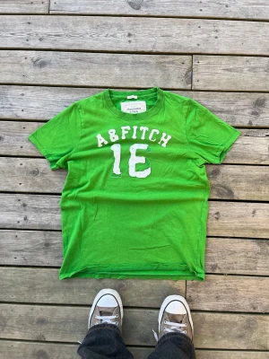 Abercrombie tee - Riktigt skön Abercrombie tisha. Storlek XL, riktigt fint skick. Feta slitningar 