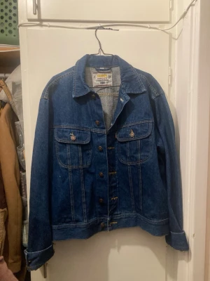 Jeansjacka Rocky - Säljer en jeansjacka från Rocky i mycket gott skick.  Strl: L eller ”oversized”