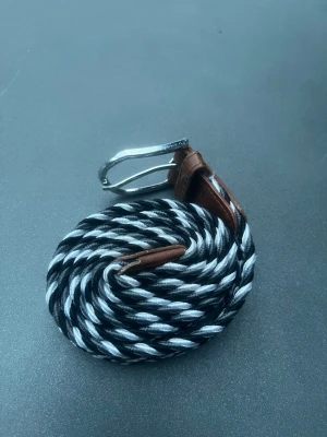 Flätat bälte  - Hej, säljer mitt flätade bälte utan märke. 100cm långt. Bara att skriva vid funderingar!🤩 först till kvarn!💫 Mvh/ Consuetudo resell💫