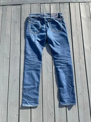 Jacob Cohën jeans 688 Special Edition - Snygga Jacob Cohën jeans i modellen 688 Special Edition, storlek 33! Hör av dig vid frågor!
