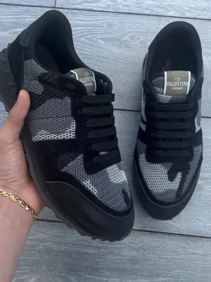 Svarta Valentino Rockrunners - Superbra skick, haft på mig de ett fåtal gånger vilket kan ses på bilderna. Skriv gärna för fler bilder eller om du undrar över något, priset går att diskuteras🙌🏼