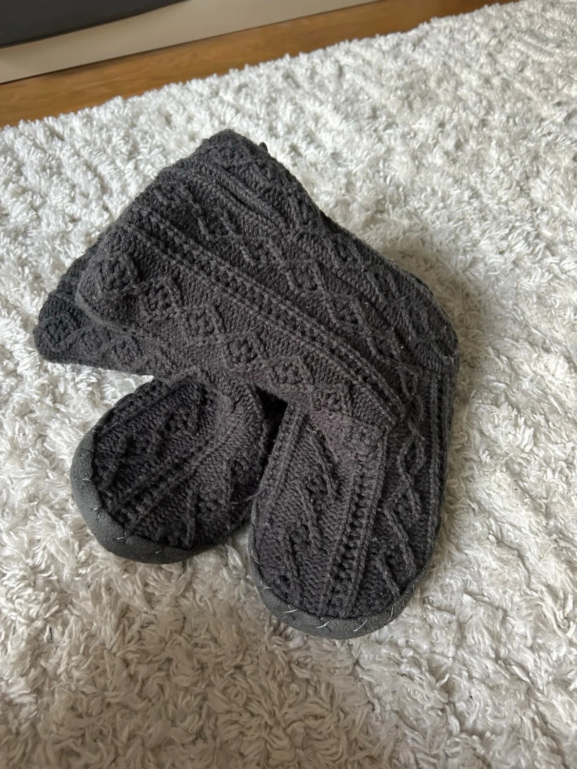 Mörkgrå stickade tofflor med mönster