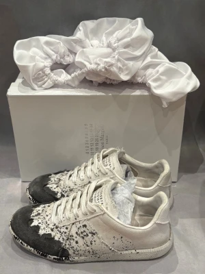 Maison Margiela paint splatter Svart - Maison margiela svart paint splatter | Skick - 8/10, notera hälen i ena skon | Eftertraktade skor | Box och ”mössorna” fås med | Storlek - 41 passar 41.5 | Hör av er vid frågor!