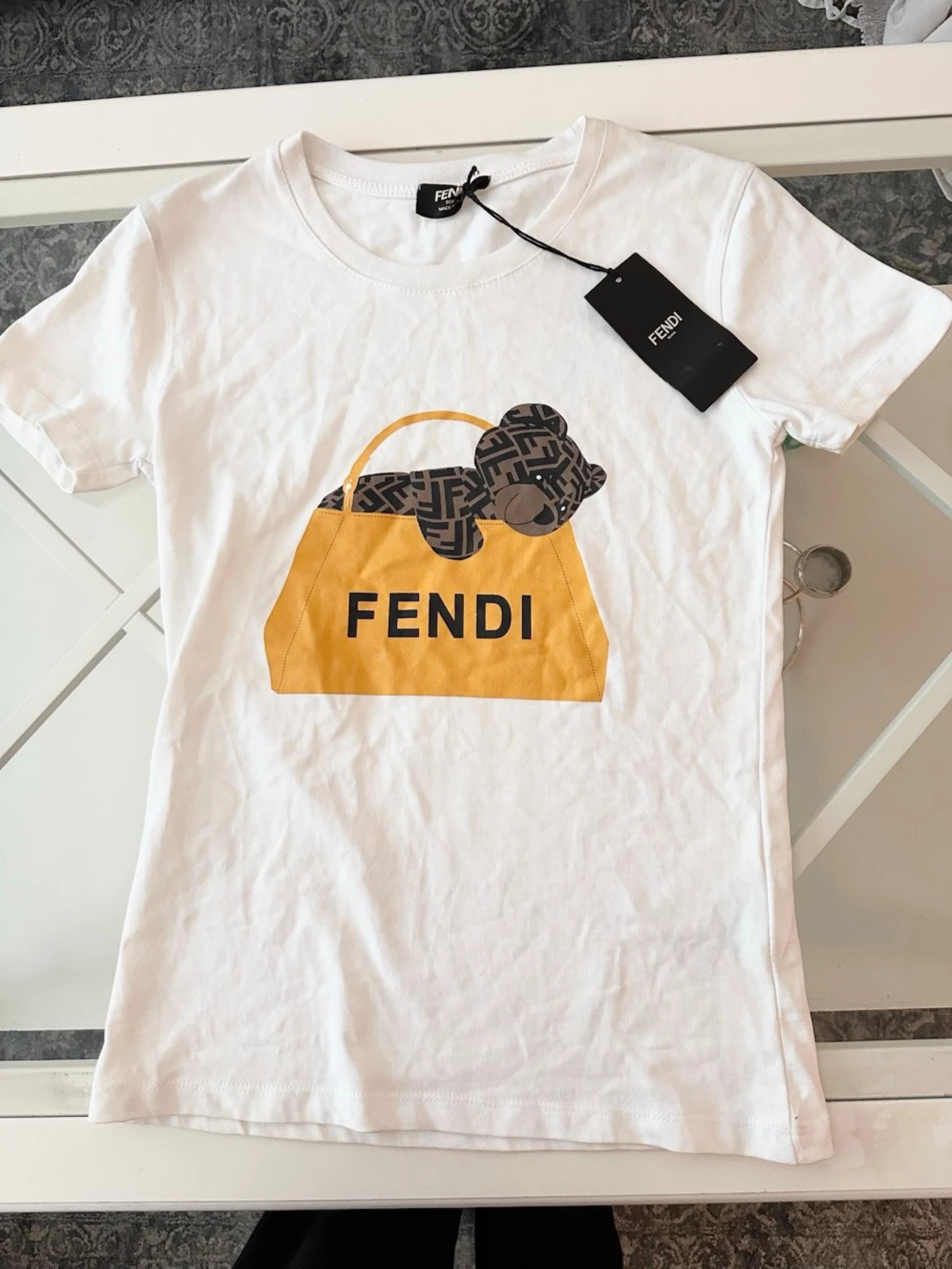 Vit Fendi t-shirt med nalletryck