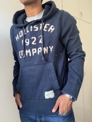 Vintage Hollister Hoodie - Extremt sällsynt och unik Hollister Hoodie med tryck | Hoodien har en unik sliten & distressed design! | Väldigt bra skick,| Storlek M | Längd ca 67 cm, Bredd 56 cm under armhål-armhåla. | Modell 175cm, 70kg | Priset ej hugget i sten! 