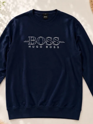  Hugo Boss Sweatshirt-Retro Vintage Vibe  - Mörkblå sweatshirt från Hugo Boss i herrmodell storlek XXL. Klassisk BOSS-logga framtill och fin mörkblå färg som passar till allt. Perfekt för en avslappnad, retro och vintage-inspirerad look.