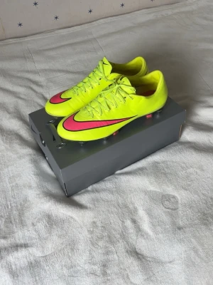 Nike gula fotbollsskor med dobbar - Säljer dessa sällsynta Nike fotbollsskor som slutades säljas 2015.  Använda 2 gånger på träning. Fortfarande stilren. Storlek 42, SG skor vilket är för Naturgräs. 