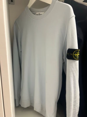 Ljusblå Stone Island sweatshirt - Ljusblå sweatshirt från Stone Island i mycket bra skick.