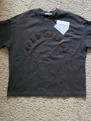 Acne Studios Longsleeve - Säljer en svart longsleeve från Acne Studios med broderad logga i brunt läder på bröstet. Tröjan är i storlek S och är i nyskick. Nypris: 4200kr, mitt pris: 999kr. Hör av er vid frågor 😊