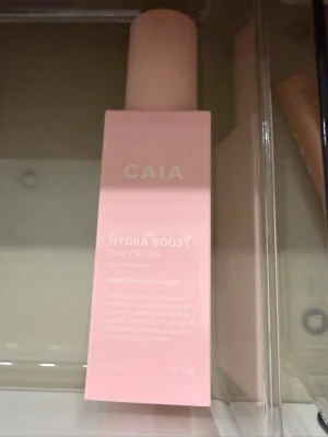CAIA Hydra Boost Day Cream - Hydra Boost Day Cream från CAIA är en dagkräm för normal hud. Kommer i en ljusrosa förpackning och innehåller fuktgivande ingredienser samt vitamin E. Krämen har en mjuk konsistens som återfuktar och gör huden len och smidig. Volym: 50 ml.testat ca 2 gånger