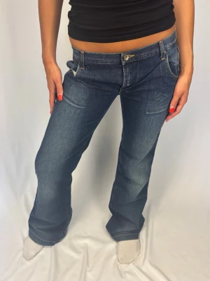 Lågmidjade Jeans - Lågmidjade Fornarina Jeans | Size: 30 | Jättefint skick, inga defekter | Modellen på bilderna är 168cm lång och väger 60kg | Mått: Ytterbenslängd: 105cm. Midjebredd: 39cm. Lårbredd: 28cm. Fotöppning: 26cm. Kontakta mig vid fler frågor eller funderingar!
