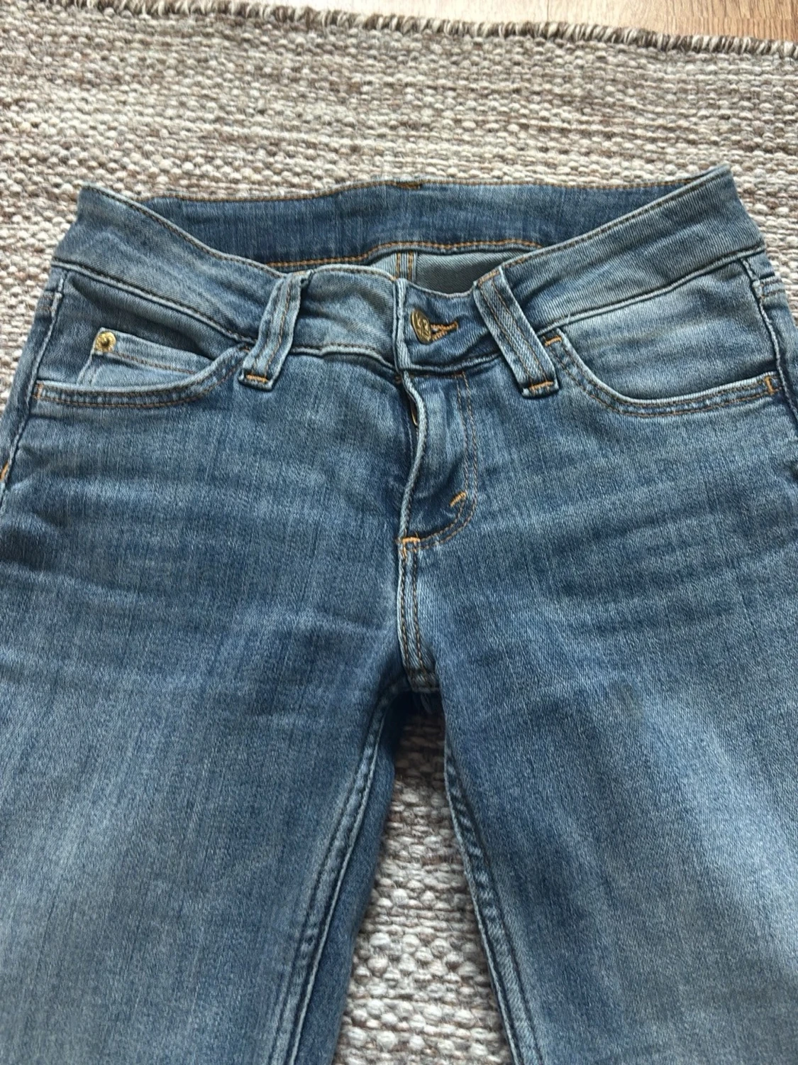 Blå bootcut jeans med slitningar - 1