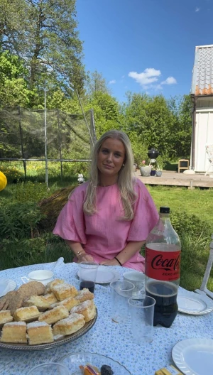 Rosa loose kortklänning i bomull - Söt rosa kortklänning med oversized passform och vida, korta ärmar. Klänningen har en enkel, rak design och är tillverkad i ett lätt tyg som passar perfekt för varma dagar. Perfekt för dig som gillar en avslappnad men ändå trendig stil.