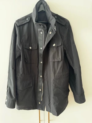 Fieldjacket från tiger of sweden - Säljer min jacka från tiger som är använd men i väldigt fint skick. Hör gärna av er vid frågor😄