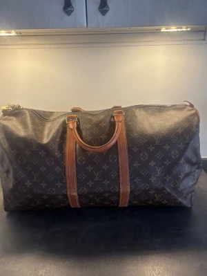 Louis Vuitton Keepall | 55L - Säljer nu en oerhört fräsch Louis Vuitton Keepall   Storlek 55L  ÄKTA  Väldigt bra skick, små defekter finns, vilket är väldigt vanligt på dessa!🙂 
