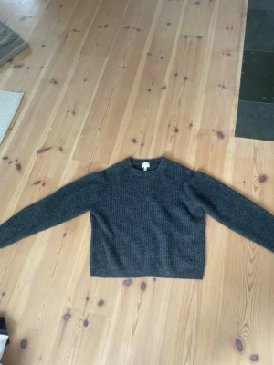 Mörkgrå stickad tröja - Mörkgrå stickad tröja