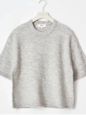 Grå stickad t-shirt  - Mysig grå stickad t-shirt från Gina Tricot med korta ärmar och rund halsringning. Tröjan har en enkel och stilren design i mjukt material, perfekt för lager på lager eller som den är. Passar dig som gillar en avslappnad men trendig look. Passar bra på mig som brukar ha storlek xs/s🥰