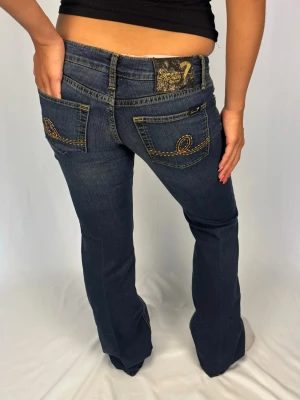 Lågmidjade Jeans - Lågmidjade Jeans | Size: 28 | Jättefint skick, inga defekter | Modellen på bilderna är 168cm lång och väger 60kg | Mått: Ytterbenslängd: 101cm. Midjebredd: 40cm. Lårbredd: 26cm. Fotöppning: 22cm. Kontakta mig vid fler frågor eller funderingar!