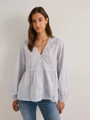 Randig blus med v-ringning - Säljer denna blus eftersom den inte kommer till användning, använd fåtal gånger och mycket fint skick💕
