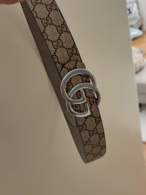 Fint skärp med silvrig detalj  - Fin skärp, använd 1-2 gånger. 115cm 