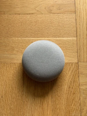 Google Home Mini vit - Säljer en Google Home Mini trådlös högtalare i vit färg. Perfekt för att styra musik och smarta hemmet med rösten. Laddas via micro-USB.