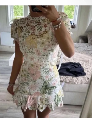 Blommig spetsklänning - Superfin kort klänning med blommigt spetsmönster i pastellfärger. Så vacker verkligen💕