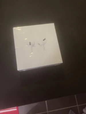 Airpods pro - Helt nya har inte använt dem då jag har ett par andra och tänkte att jag lika gärna kan sälja dessa då 