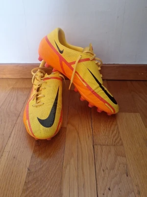 Nike Phantom GT2 - Säljer ett par Nike phantom GT2, har knappt används och är i bra skick. Priset kan diskuteras vid köp!